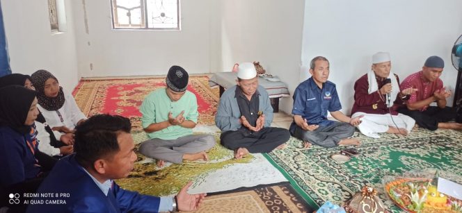 
					Pengurus DPD NasDem Bersama Tokoh Agama saat berdoa bersama.