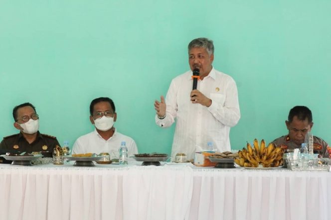 
					Bupati Pinrang, Andi Irwan Hamid saat memberikan sambutan pada acara peresmian kantor Desa Binangan.