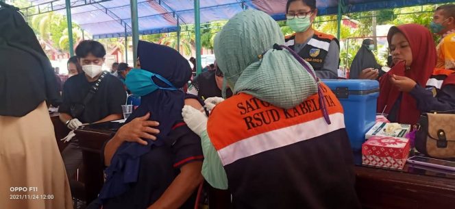 
					Suasana Vaksinasi kalangan Lansia di Rujab Bupati Donggala. Photo - Netiz.id