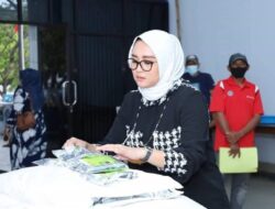 Andi Azizah Irma Wahyudiyati Salurkan Pupuk Kepada Kelompok Tani Di Pinrang