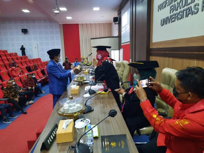 
					Bupati Donggala, Kasman Lassa saat menerima gelar Doktor di Universitas Hasanuddin Makassar. Kamis (9/12/21)