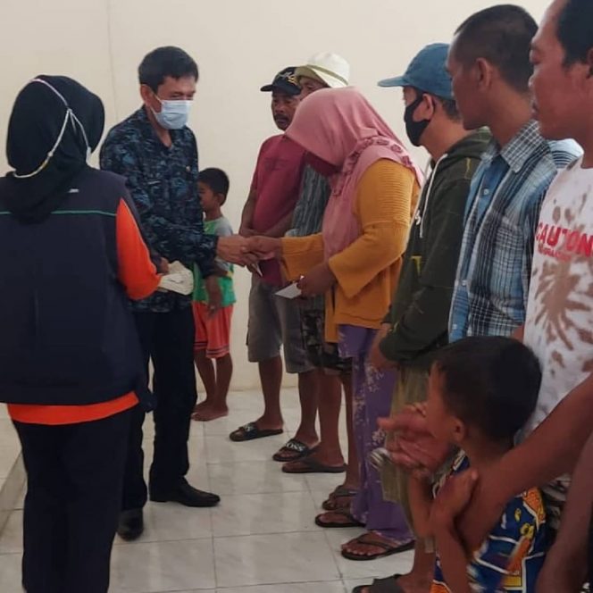 
					Penyerahan Bantuan oleh Pemkab Pinrang, Poto : IST