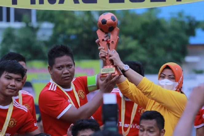 
					Penyerahan Piala Kepada Kapten Viviar Fc yang diberikan oleh Warda Dg Mamala 