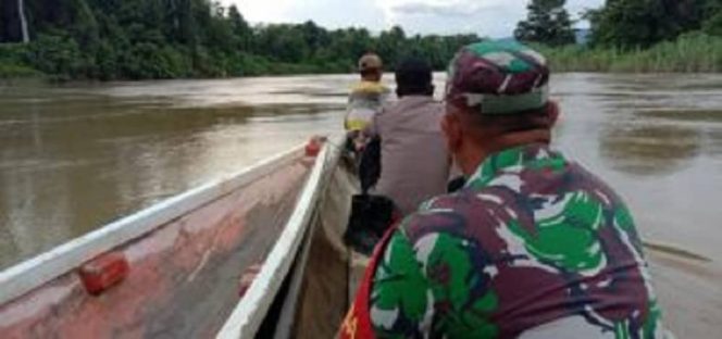 
					Polsek Bersama TNI dibantu warga saat mencari korban yang hilang disungai Laa. 