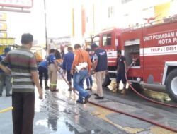 Walikota Palu Perintahkan DLH Bersama Damkar Turun Membersihkan Bahu Jalan.