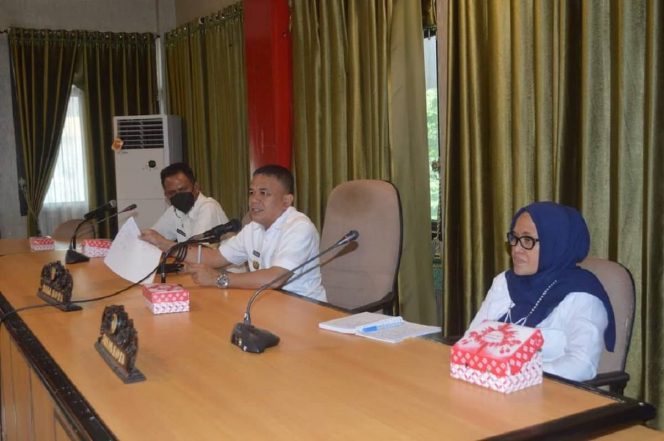 
					Walikota Palu, Hadiyanto Rasyid Saat memimin Rakor di Dampingi Sekot Irmayanti dan asisten Pemerintahan. Photo : At News Kota Palu