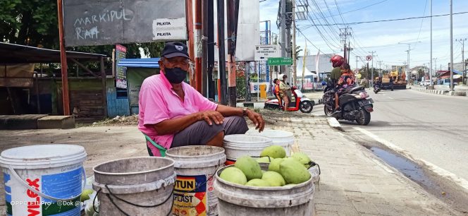 
					Jualan Mangga, Lelaki Paru Baya Asal Donggala Mengais Rezeki Di Kota Palu.