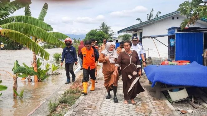 
					Wakil Wali Kota Palu dr. Reny A Lamadjido, meninjau langsung lokasi banjir di tiga Kelurahan, Selasa 10/05/2022. Foto : Humas Pemkot Palu.