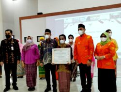 Yasin Hadiri Pemberian Penghargaan Kepada Perempuan Berjasa Dan Berprestasi.