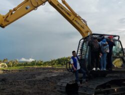 Diskan Donggala Serahkan Satu Unit Exavator Bantuan Dirjen KKP Kepada Kelompok Petambak Bandeng