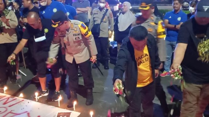 
					Ketum Asprov PSSI Sulteng Hadiri Aksi Bakar Lilin dan Tabur Bunga Kenang Tragedi Kanjuruhan Malang.