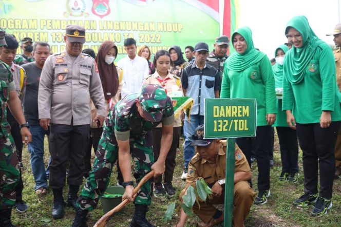 
					Tindak Lanjut Program TNI, Danrem 132/TDL Tanam Pohon Bina Lingkungan Hidup di Luwuk Banggai