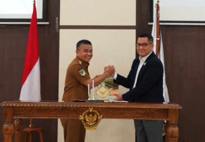
					Wali Kota Palu, H. Hadianto Rasyid, SE saat menandatangani berita acara serah terima laporan keuangan daerah kepada BPK Perwakilan Provinsi Sulawesi Tengah. Senin (13/03/2023) | FOTO: Prokopim Setda Kota Palu