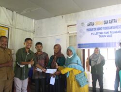 Guru di Desa Tinauka Dapat Insentif dari PT Lestari Tani Teladan