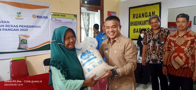 
					Wali Kota Palu Serahkan Bantuan Beras ke 327 Warga Miskin di Kelurahan Watusampu