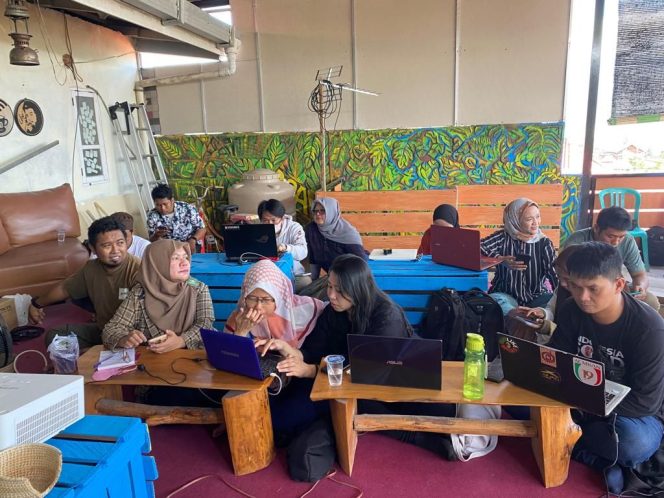 
					Jurnalis di Palu Dilatih Menggunakan Tools Google