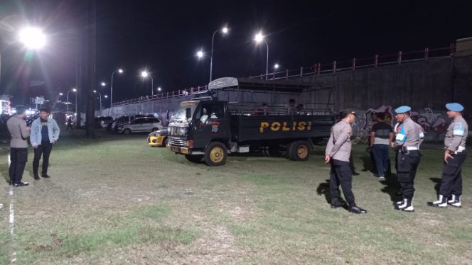 
					Sejumlah personil gabungan TNI - Polri di kerahkan. 