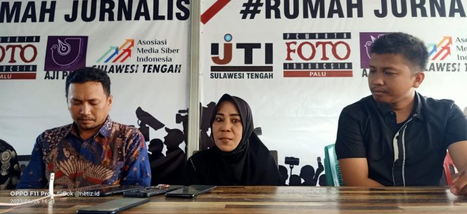 
					kuasa hukum keluarga Cici Triana, Rukly Chahyadi bersama ibunda Isrini saat konferensi pers. Senin (26/6/23). Photo : netiz.id