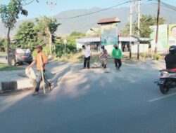 Puluhan Pekerja Padat Karya Bersihkan Bahu Jalan di Palu Barat