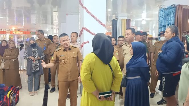 
					Wali Kota Palu, Hadianto Rasyid, saat melakukan Inspeksi Mendadak (sidak) di Pasar Bambaru pada hari Senin (3/7/23). Photo : netiz.id