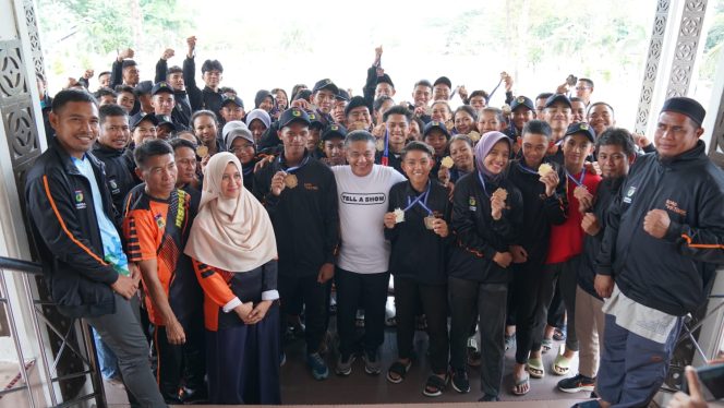 
					Wali Kota Palu, H. Hadianto Rasyid Sambut kedatangan kontingen juara umum popda parimo di halaman kantor wali kota palu. Minggu (16/7/23)