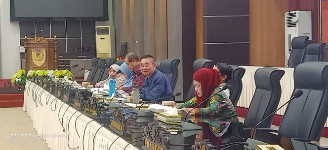 
					Ketua Pansus I, Sonny Tandra saat pimpin rapat membahas Ranperda Pengelolaan Jasa Lingkungan Hidup. Photo : netiz.id