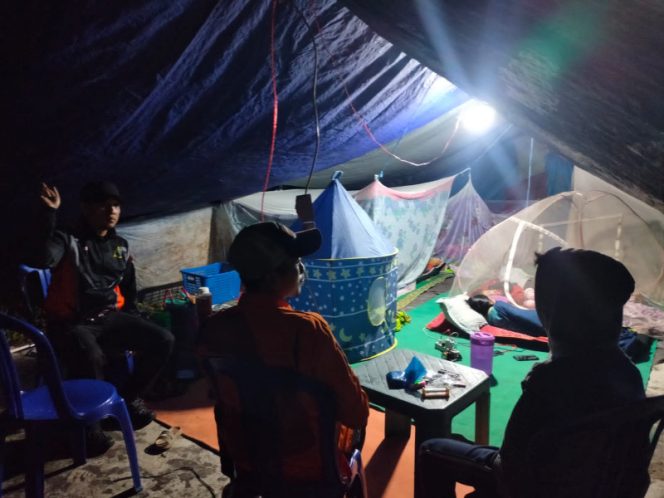 
					Warga di Desa Kamarora, Kecamatan Nokilalaki, Kabupaten Sigi mengungsi akibat gempa berkekuatan magnitudo 5,3 pada Minggu, (6/8/23). Photo : Ist