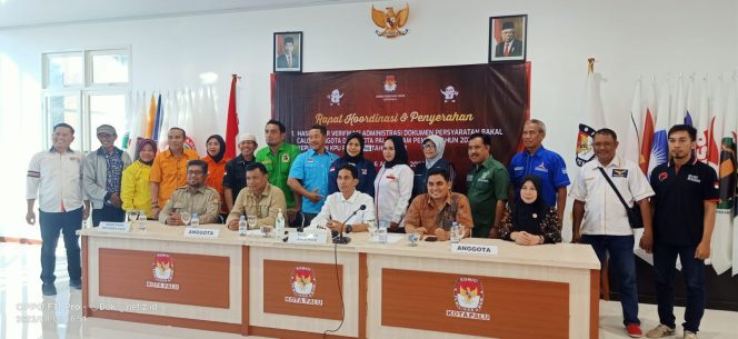 
					Pengurus Partai Politik Foto Bersama dengan Komisioner KPU Kota Palu beserta komisioner Bawaslu kota Palu, dalam prosesi pelaksanaan Verifikasi perbaikan Bacaleg. Photo : netiz.id