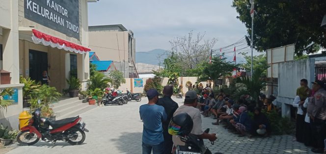 
					Ratusan Massa duduki dan segel kantor kelurahan Tondo. Senin (14/8/23). Photo: ist