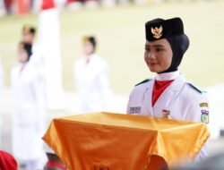 Pelajar SMAN 1 Palu Jadi Pembawa Baki Bendera Merah Putih Upacara HUT RI ke-78 di Halaman Kantor Wali Kota