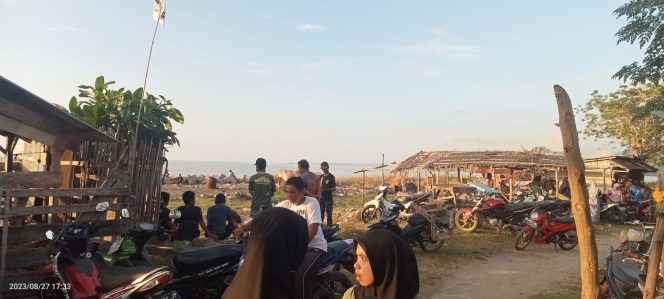 
					Puluhan warga saat ini sedang membantu pencarian Akbar nelayan yang hilang saat pergi memancing. Minggu (27/8/23). Photo : netiz.id