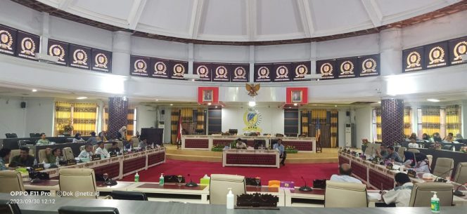 
					Suasana Rapat Pembahasan Anggaran Perubahan oleh tim Badan Anggaran (Banggar) dan TAPD di ruang sidang utama DPRD Donggala. Sabtu (30/9/23). Photo : netiz.id