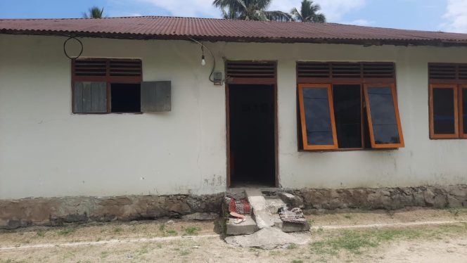 
					Rumah warga desa Lombonga alami rusak ringan akibat gempa 6,3 SR. Photo : ist