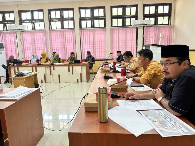 
					Rapat Pansus I DPRD Kota Palu membahas terkait pemenuhan hak penyandang disabilitas yang akan diatur pada Ranperda pelaksanaan penghormatan, perlindungan dan Pemenuhan Hak penyandang Disabilitas. senin (2/10/2023) di Ruang Sidang Gabungan DPRD Kota Palu. FOTO : RA