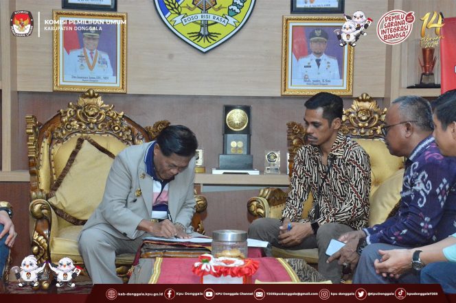 
					Ketua KPU Donggala, M Unggul saat menyaksikan Bupati Donggala, Kasman Lassa teken Berita Acara Dana Hibah di ruang kerja Bupati Donggala. Jum'at (6/10/23). POTO: humas KPU Donggala