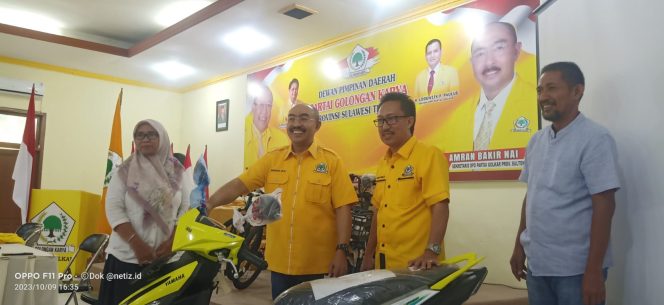 
					Sekretaris DPD Golkar Sulteng, Amran Bakir Nai bersama pengurus saat konferensi pers di kantor DPD Golkar Sulteng, Jalan Moh Yamin, Birobuli Utara, Palu Selatan, pada Senin (9/10/23). POTO: netiz.id