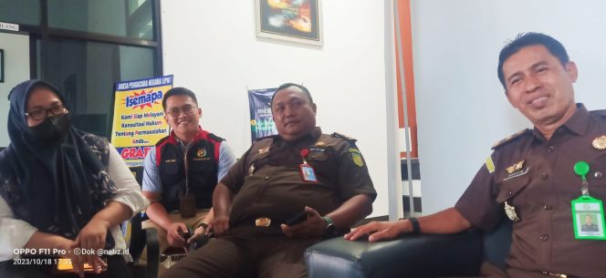 
					Kepala Seksi Intelijen (Kasi Intel) Kejaksaan Negeri (Kejari) Donggala, Hasyim, dalam konferensi persnya, didampingi Kepala Seksi Pidana Khusus (Kasi Pidsus), Kejari Donggala Junaidy Atjo dan Kasubsi, Rafi. Rabu (18/10/23). PHOTO: netiz.id