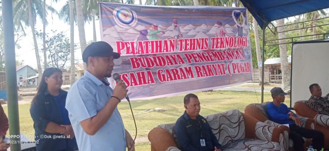 
					Moh Yasin saat membuka kegiatan pelatihan teknis teknologi budidaya pengembangan usaha garam rakyat (Pugar), yang digelar di Desa Towale, Dusun III Simbe, pada hari Kamis kemarin (26/10/23). PHOTO: netiz.id