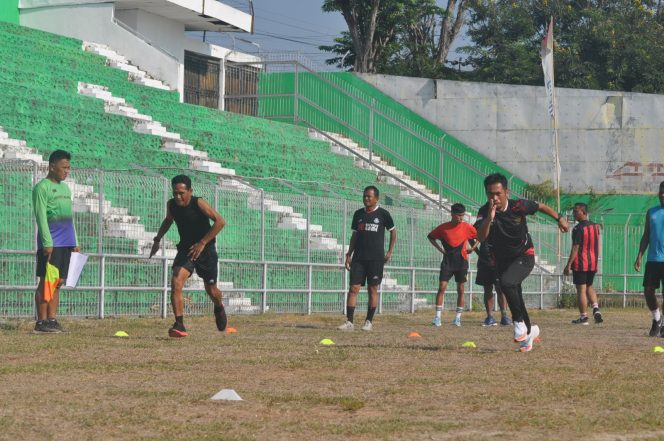 
					Para Wasit saat mengikuti fitness test di stadion Gawalise Palu. Minggu (29/10/23). PHOTO: netiz.id