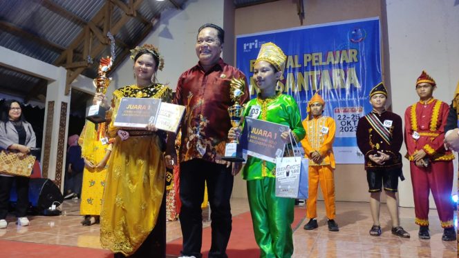 
					Ketua Komisi IV DPRD Provinsi Sulteng, Dr Ir Alimuddin Pa’ada bersama Sekretaris Komisi IV, Dr I Nyoman Slamet, saat menghadiri malam puncak FPN Tahun 2023, di Ruang Open Stage RRI Palu, Selasa (24/10/2023). Foto : Humas DPRD Sulteng