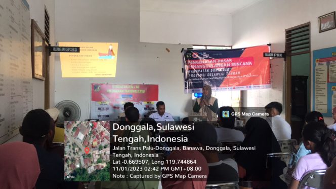 
					Fasilitator Daerah (FasDa) kabupaten Donggala, Sitti Masita saat mengisi kegiatan sosialisasi di Kantor Lurah Tanjung Batu, Kecamatan Banawa, pada Rabu (01/11/23). PHOTO: TIM