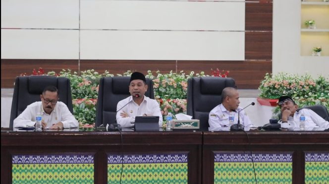 
					Bupati Donggala, Moh Yasin saat memimpin rapat bersama seluruh Asisten, Staf Ahli, Pimpinan OPD, Kabag, Camat, Direktur RSUD, Kapus, Korwil Pendidikan, dan Lurah menghadiri rapat di ruang Kasiromu kantor Bupati Donggala pada Rabu (08/11/23). PHOTO: (TIM)