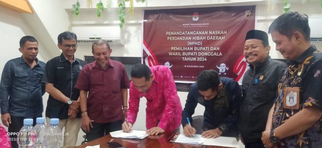 
					Suasana Bupati Donggala, Moh Yasin bersama dengan Ketua KPU Donggala, M Unggul melakukan tanda tangan Naskah Perjanjian Hibah Daerah (NPHD) di salah satu Restauran Kota Palu. Sabtu (11/11/23). PHOTO: netiz.id