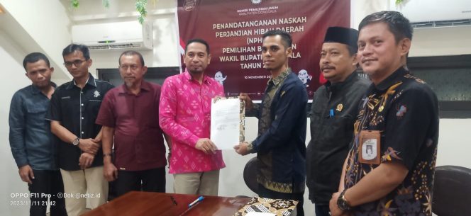 
					Suasana saat Ketua KPU Donggala, M Unggul bersama Bupati Donggala, Moh Yasin saat memperlihat Dokumen NPHD di salah satu restauran di kota palu. Sabtu (11/11/12). PHOTO: netiz.id