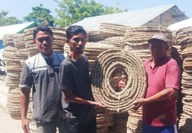 
					Suasana saat Ketua Kelompok Nelayan Karya Bersama menerima bantuan tali rumpon yang di serahkan oleh Dinas Provinsi Sulteng. Photo: netiz.id