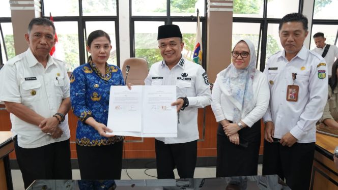 
					Secara simbolis, Wali Kota Palu serahkan SK kepada PPPK di ruang Bantaya Kantor Wali Kota Palu. Rabu (22/11/23). Photo: Humas Pemkot Palu.