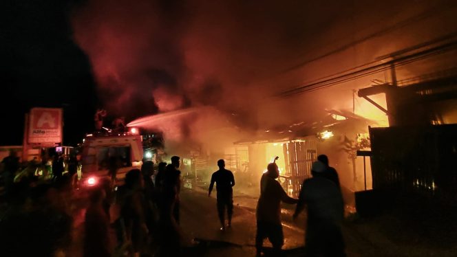 
					Kebakaran di kelurahan Maleni Donggala. Photo: TIM