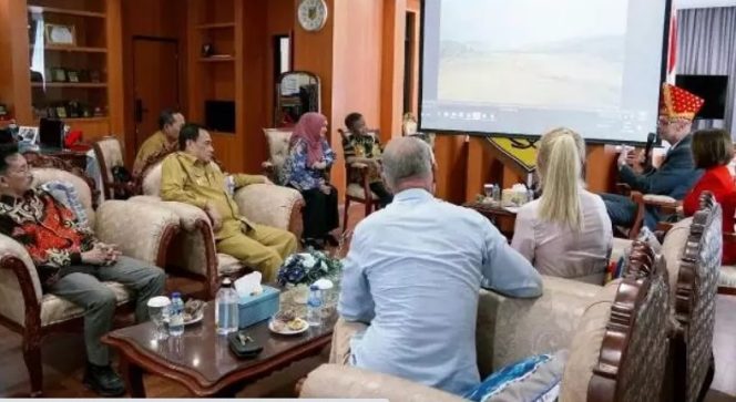 
					Anggota DPRD Provinsi Sulteng, Elisa Bunga Allo, mengikuti pertemuan dengan Dubes LBBP Ceko, Jaroslav Dolecek bersama Madam Magdalena Doleckova, di ruang kerja Gubernur Sulteng, Senin (13/11/2023). Foto : Humas DPRD Sulteng