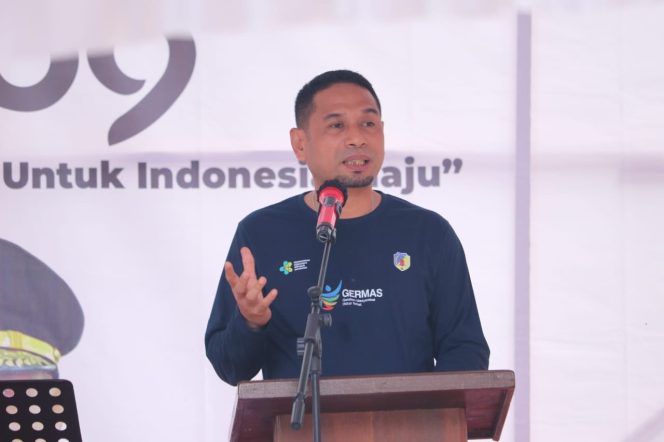 
					Bupati Donggala, Moh Yasin saat memberikan sambutan pada peringatan Hari Kesehatan Nasional ke 59 di halaman Kantor Dinas Kesehatan Donggala. Senin (27/11/23)