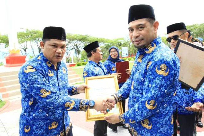 
					Bupati Donggala, Moh Yasin saat memberikan piagam penghargaan kepada perwakilan Dinas Kesehatan di sela-sela Upacara Peringatan Hari Korpri ke 52 di halaman kantor Bupati Donggala. Rabu kemarin (29/11/23)